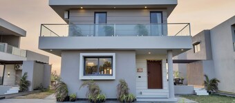 Luxurious 4 BHK Villa surronded by Greenary 
Entire Villa with Kitchen 