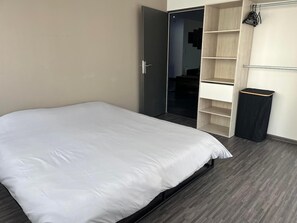 Iron/ironing board, WiFi, bed sheets