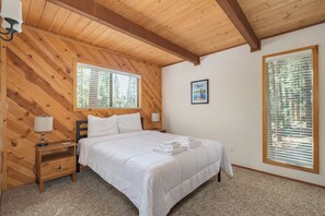 2 bedrooms, WiFi, bed sheets - Moonlit Pines-Cute & Cozy (Camp Connell)
