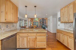 Interior - Sequoia Ridge- Lovely Mountain Retreat (Dorrington)