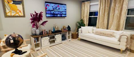 Smart TV, libros, oficina