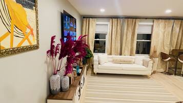 TV connectée, livres, espaces bureaux