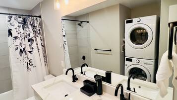 Douche, sèche-cheveux, bidet, serviettes fournies