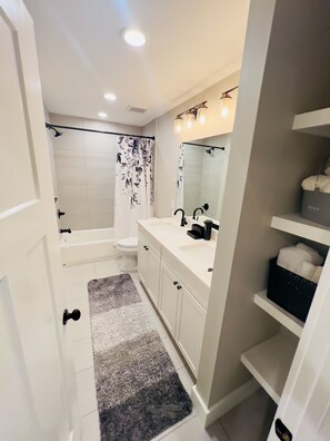 Douche, séchoir à cheveux, bidet, serviettes fournies