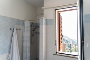 Ducha, artículos de higiene personal gratuitos, secador de pelo y bidé