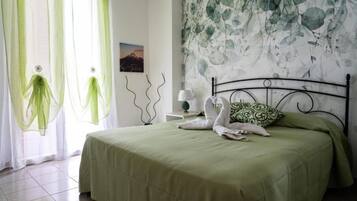 2 Schlafzimmer, Schreibtisch, Bügeleisen/Bügelbrett