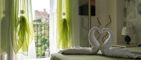 2 slaapkamers, een bureau, een strijkplank/strijkijzer