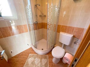 Douche, serviettes fournies, papier toilette