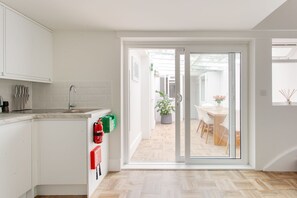 Kühlschrank, Mikrowelle, Ofen, Herdplatte
