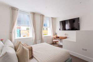 2 bedrooms, desk, iron/ironing board, travel crib - Cosy Gem in Covent Garden (London)