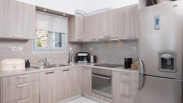 Villa Deluxe | Cocina privada | Cafetera o tetera, frigorífico grande, microondas y horno