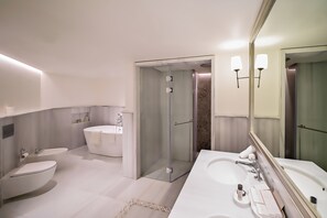 Grand Duplex Apartment | Baño | Zapatillas, toallas, jabón y champú