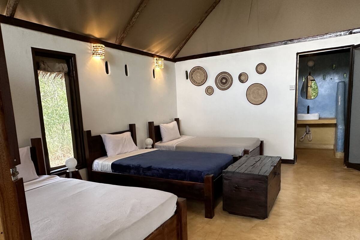 Triple Room | Desk, bed sheets