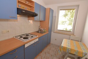 Réfrigérateur, four, plaque de cuisson, cafetière/bouilloire