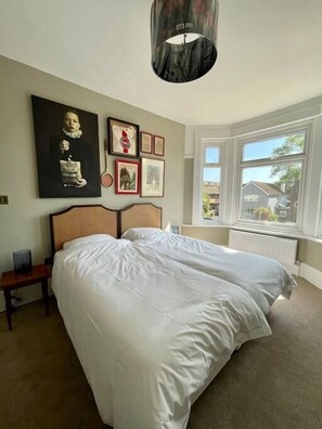 6 makuuhuonetta, silitysrauta/-lauta, vauvan matkasänky, Wi-Fi