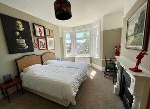 6 bedrooms, iron/ironing board, travel cot, WiFi - Accessible Large Seaside Fun Holiday Let  (Bognor Regis)