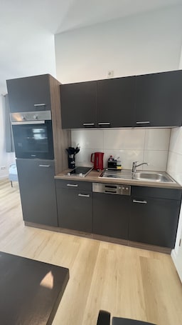 Frigobar, tetera/pava eléctrica, tostadora, utensilios de cocina