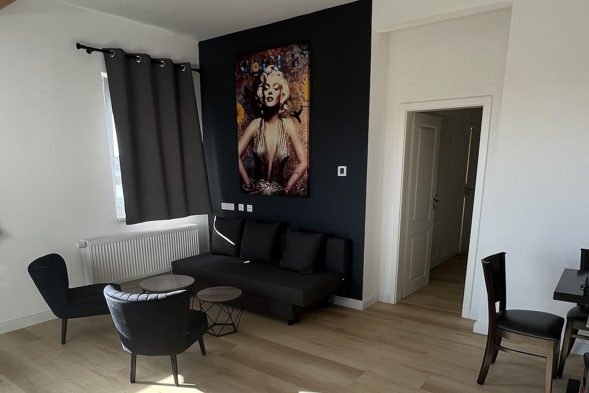 Comfort appartement | Woonruimte | Een 40-inch lcd-televisie met satellietzenders