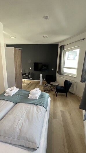Habitación doble urbana | Área de sala de estar | Televisión LCD de 40 pulgadas con canales vía satélite 