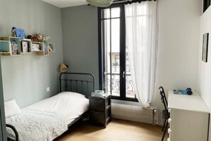4 chambres, bureau, fer et planche à repasser, lit parapluie
