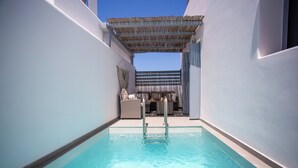 A swimming pool with a glass bottom, surrounded by white walls and a pergola. - Whisper Villa Mykonos (Mykonos)