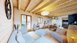 Smart TV, chimenea, futbolito y libros