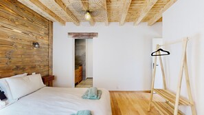 4 habitaciones, tabla de planchar con plancha y cuna de viaje