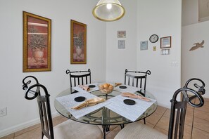 Dining - Affordable 5BR Disney Villa with Pool, Spa & Game Room - Indian Creek Community (Kissimmee)