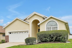 Exterior - Affordable 5BR Disney Villa with Pool, Spa & Game Room - Indian Creek Community (Kissimmee)