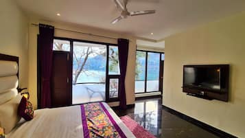 Executive Room | Iron/ironing board, free WiFi, bed sheets
