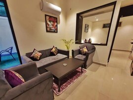 Tabla de planchar con plancha, wifi gratis y ropa de cama 