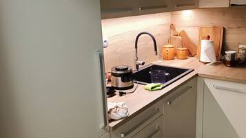 Kühlschrank, Mikrowelle, Ofen, Herdplatte