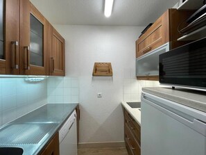 Kühlschrank, Mikrowelle, Ofen, Wasserkocher mit Kaffee-/Teezubehör