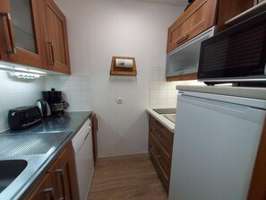 Fridge, microwave, oven, coffee/tea maker
