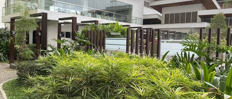 المنطقة المحيطة بالمنشأة