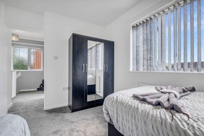 3 bedrooms, iron/ironing board, WiFi, bed sheets