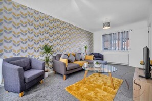 TV - 3BR Home | Near Sandwell Hospital & Free Parking (West Bromwich)