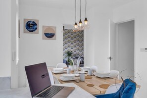 Dining - Spacious 3BR Home | Garage & Near Birmingham (West Bromwich)