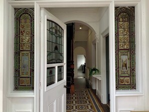 Interior - Large 6BR House with 5 Baths & Free Wi-Fi (Willenhall)