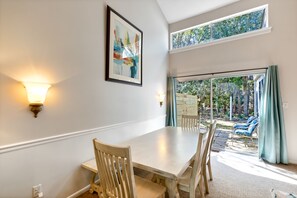 Signature-Stadtwohnung, 3 Schlafzimmer, Nichtraucher, Terrasse | Essbereich im Zimmer