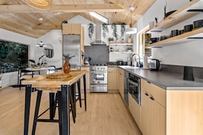 Réfrigérateur, four à micro-ondes, un four, surface de cuisson