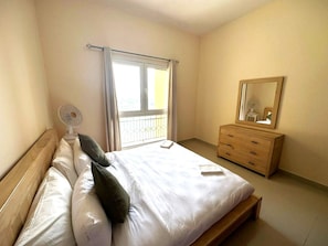 1 habitación, tabla de planchar con plancha y ropa de cama 