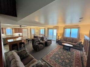 Smart TV, video games, books - Lakefront Beach House: Serene Getaway (Harbor Beach)