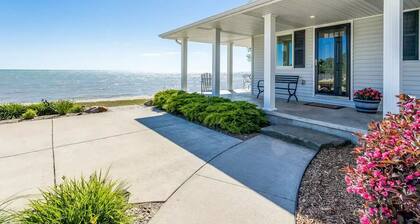 Lakefront Beach House: Serene Getaway