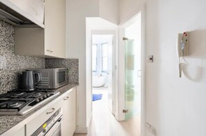 Kühlschrank, Wasserkocher mit Kaffee-/Teezubehör, Hochstuhl