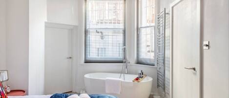 1 slaapkamer, een strijkplank/strijkijzer, gratis wifi, beddengoed