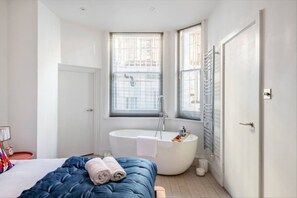 1 habitación, tabla de planchar con plancha, wifi gratis y ropa de cama