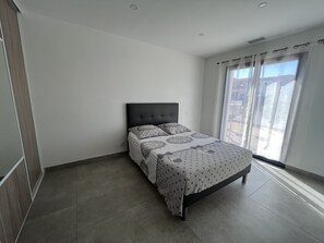 3 slaapkamers, een strijkplank/strijkijzer, wifi, beddengoed