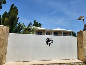 Exterior - Bella Villa large apart for 4 with pool, jacuzzi @ 5 min walk to beach! (Samaná)