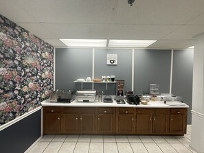 Free daily continental breakfast - Sunset Inn (Branson)